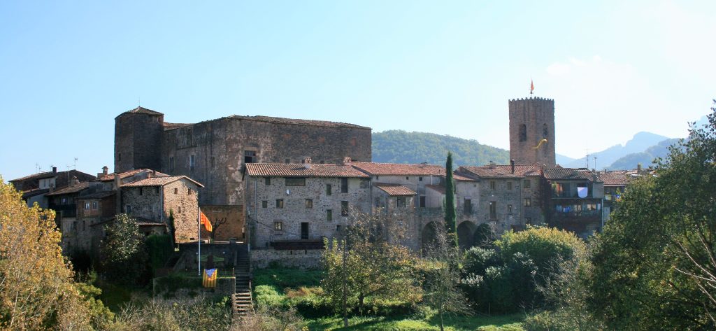 Vista de Santa Pau des de la plaça del Mirador